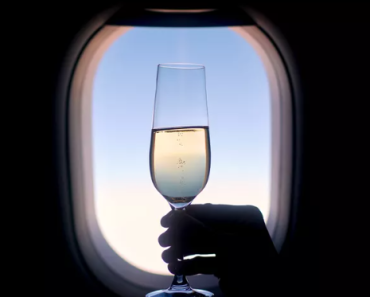 A Dietitian’s Guide to the 4 In-Flight Drinks You’re Better Off Skipping