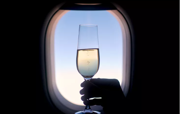A Dietitian’s Guide to the 4 In-Flight Drinks You’re Better Off Skipping